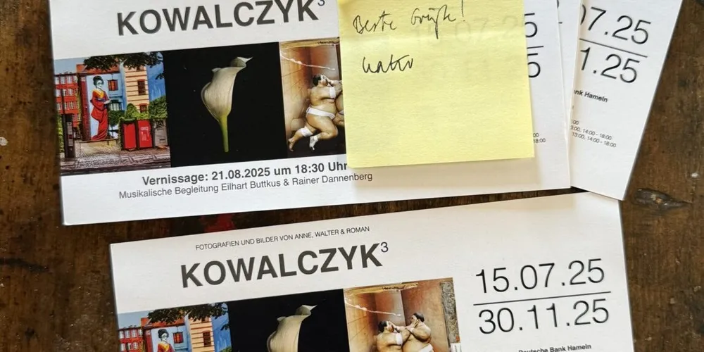 Ausstellungsflyer Kowalczyk³ auf dem Tisch